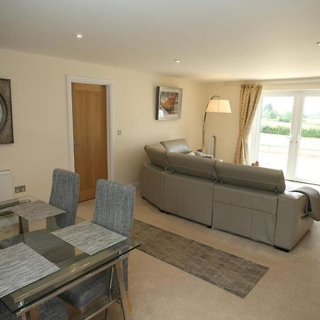 Lovely Two Bedroom Bungalow With Hot Tub Yeovil Buitenkant foto