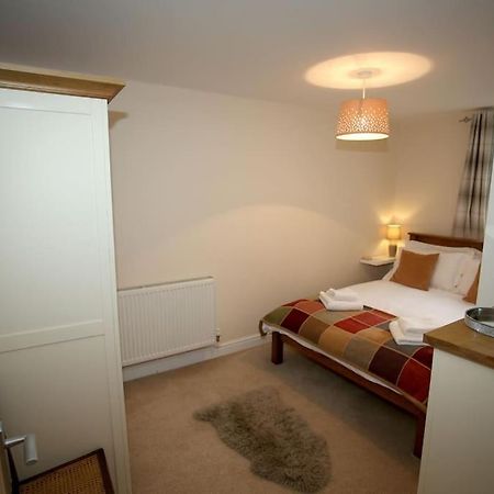 Lovely Two Bedroom Bungalow With Hot Tub Yeovil Buitenkant foto