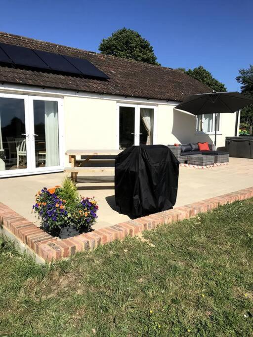 Lovely Two Bedroom Bungalow With Hot Tub Yeovil Buitenkant foto