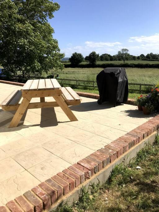 Lovely Two Bedroom Bungalow With Hot Tub Yeovil Buitenkant foto