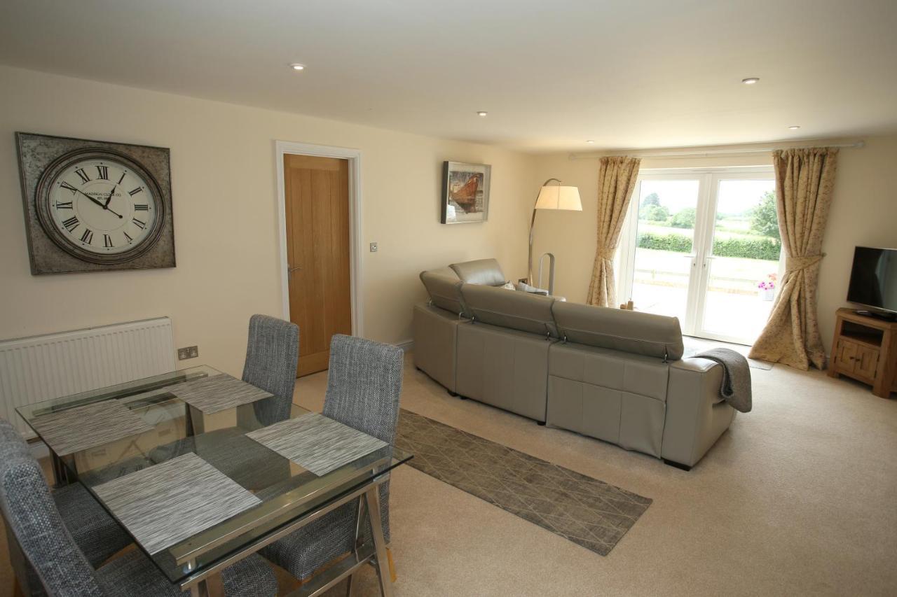 Lovely Two Bedroom Bungalow With Hot Tub Yeovil Buitenkant foto