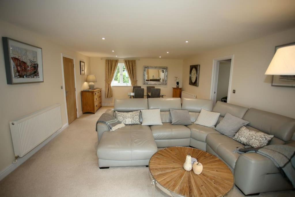 Lovely Two Bedroom Bungalow With Hot Tub Yeovil Buitenkant foto