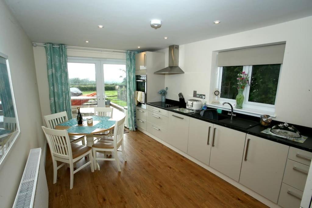 Lovely Two Bedroom Bungalow With Hot Tub Yeovil Buitenkant foto