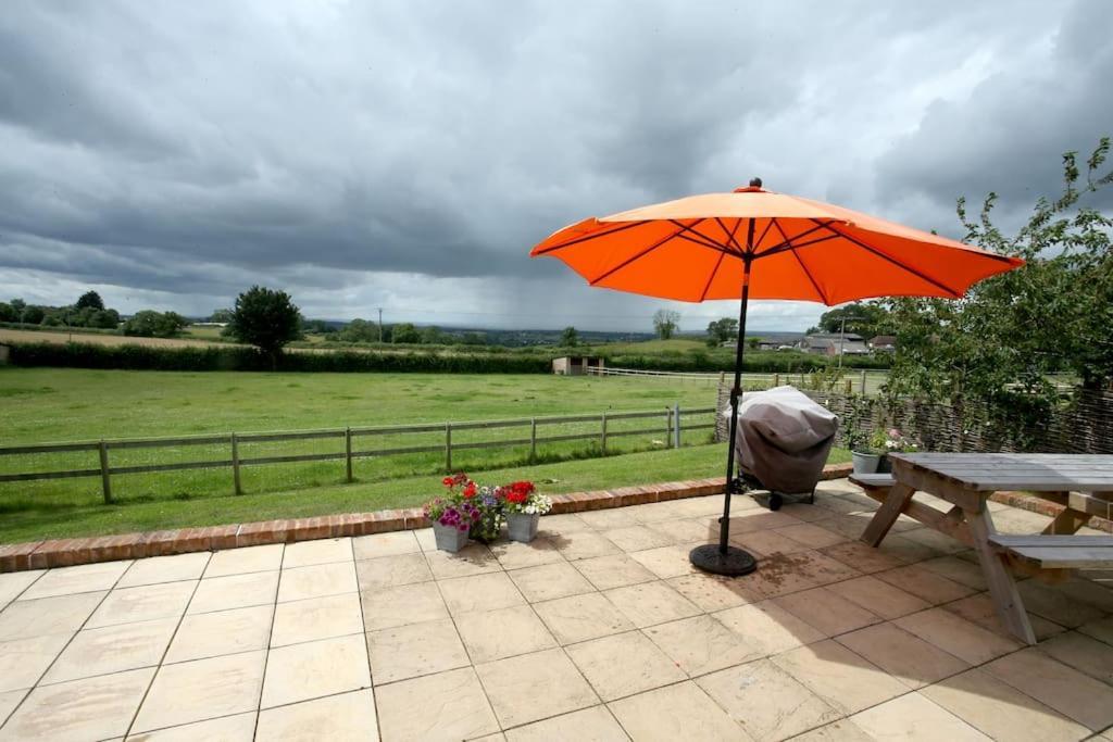 Lovely Two Bedroom Bungalow With Hot Tub Yeovil Buitenkant foto