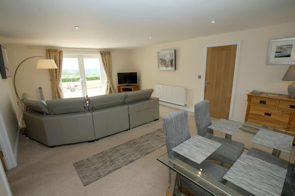 Lovely Two Bedroom Bungalow With Hot Tub Yeovil Buitenkant foto
