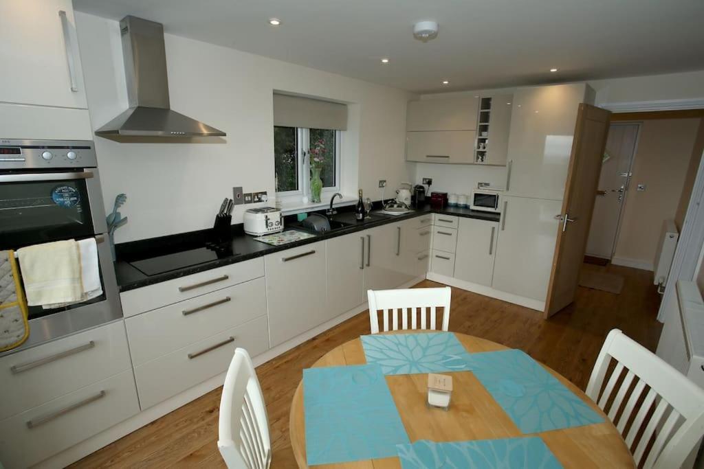 Lovely Two Bedroom Bungalow With Hot Tub Yeovil Buitenkant foto