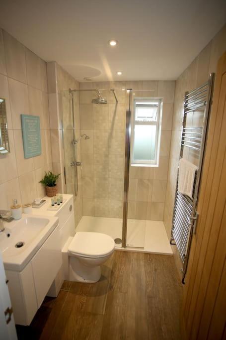 Lovely Two Bedroom Bungalow With Hot Tub Yeovil Buitenkant foto