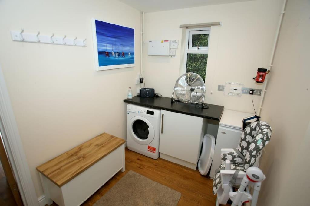 Lovely Two Bedroom Bungalow With Hot Tub Yeovil Buitenkant foto