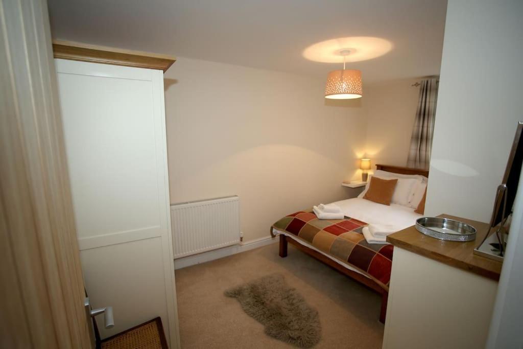 Lovely Two Bedroom Bungalow With Hot Tub Yeovil Buitenkant foto